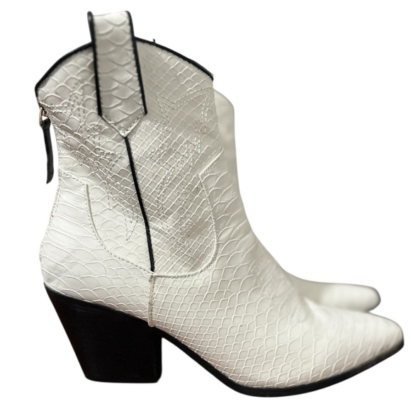 JustFab Sydney Western  White Textured Ankle Boot Sz 8 - Picture 2 of 16